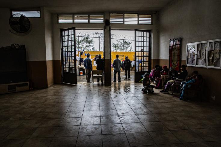 Albergue en Nuevo Laredo. En la puerta de este edificio grupos armados esperan la salida de los migrantes para secuestrarlos y luego pedir a sus familias el dinero del rescate.