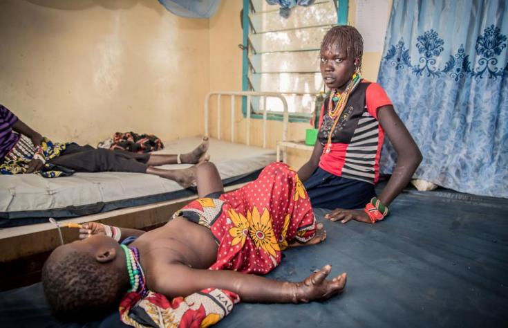 Una paciente de cuatro años mordida por una víbora junto a su madre en un hospital de MSF en Sudán del Sur.