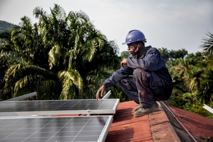 Trabajamos ante la emergencia climática: instalamos un sistema de paneles solares en el Hospital General de Kigulube en Sud Kivu, República Democrática del Congo, para dar autonomía a la estructura sanitaria durante los próximos 20 años (imagen de archivo de septiembre de 2019).Pablo Garrigos/MSF