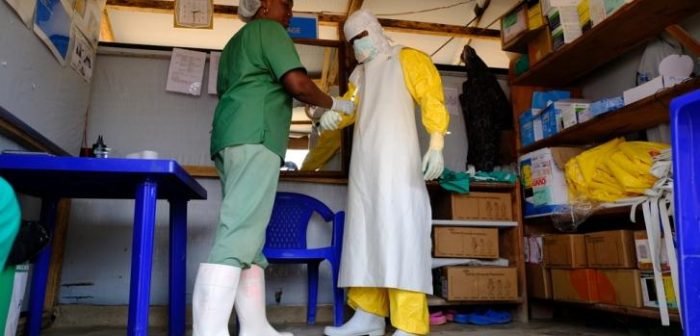 Un miembro de nuestro personal se prepara para en la zona de alto riesgo en el centro de tratamiento del Ébola (CTE) en Beni, en República Democrática del Congo. (Septiembre de 2019)Samuel Sieber/MSF