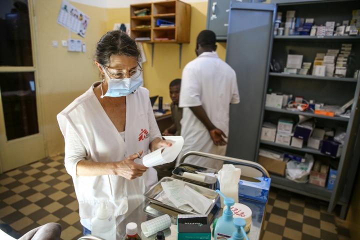 Nathalie Kornfein, enfermera de Médicos Sin Fronteras, atiende a un paciente de 76 años en el Hospital Universitario de Point G en Bamako.