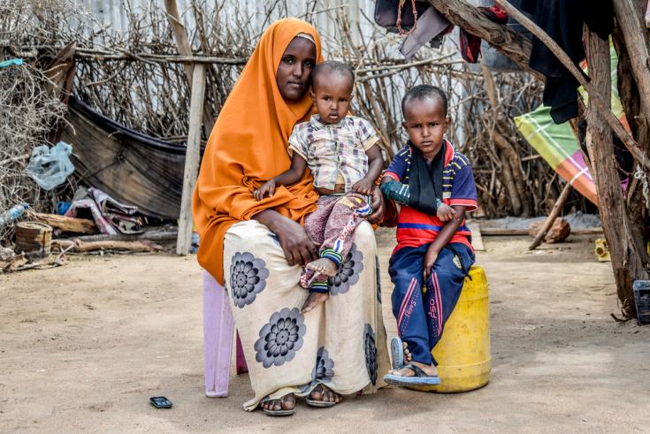 Fatuma Bare y sus dos hijos que viven con diabetes en el campo de Dadaab, Kenia.