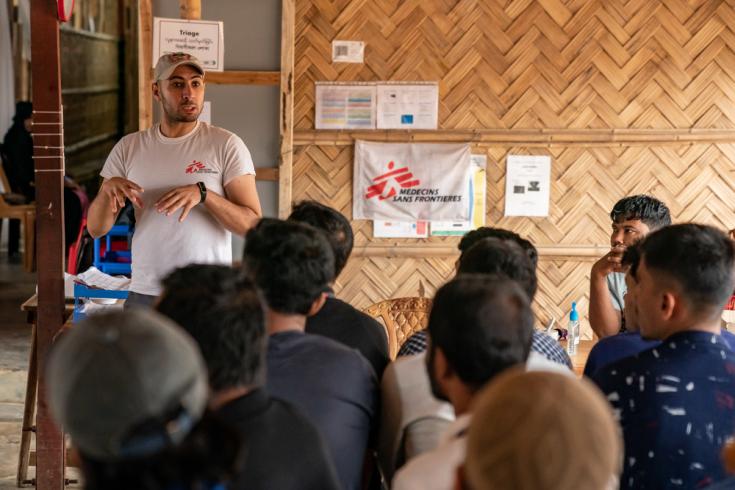 Parte de staff de MSF brindando una charla en el centro de salud de Jamtoli, campo de refugiados rohingya.