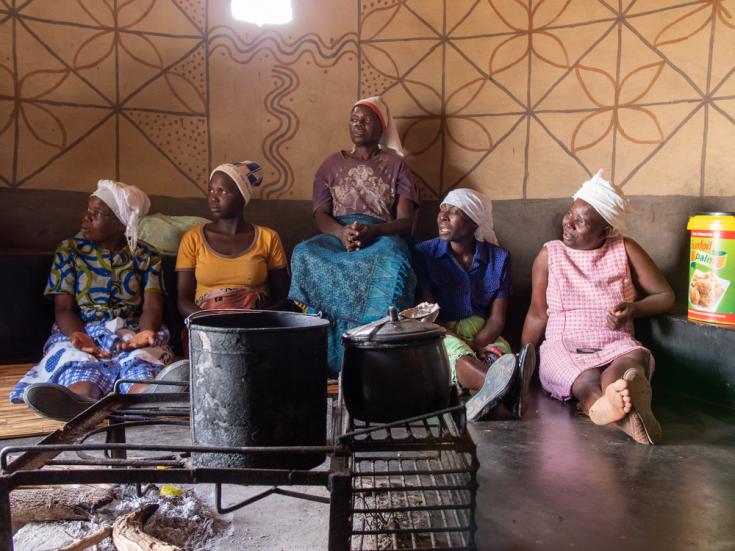 Mujeres escuchan sobre el programa de cáncer de cuello uterino en el centro de tratamiento de Gutu, Zimbabwe.