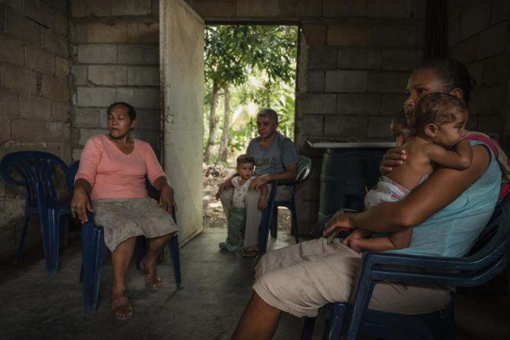 Verónica y su hijo Isaac, que sufre una enfermedad cardíaca, asisten a una sesión de promoción de la salud, en su casa en la comunidad de 
