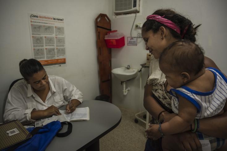 Verónica Alejandra (15) lleva a su bebé Alexander (4 meses) al ambulatorio de MSF para vacunarlo. 