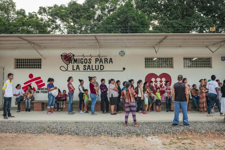 Foto tomada en octubre de 2019. La gente hace cola frente a este ambulatorio de MSF en El Vidoño, Anzoátegui (Venezuela). Los servicios que ofrece el ambulatorio son los de planificación familiar, atención prenatal y postnatal, salud sexual y reproductiva