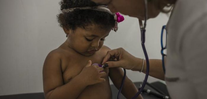 Fotografía tomada en octubre de 2019. Magali Gutieres, Directora de Actividades Médicas de MSF, está examinando a una niña durante una consulta en el ambulatorio de Anzoátegui.Adriana Loureiro Fernandez/MSF