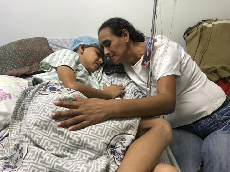 Roiber descansando en el hospital. La violencia sigue siendo generalizada en muchos barrios de Caracas.