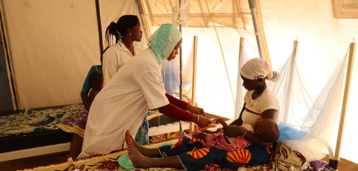Una enfermera junto a una madre y su hija en Titao, Burkina Faso.Noelie Sawadogo/MSF