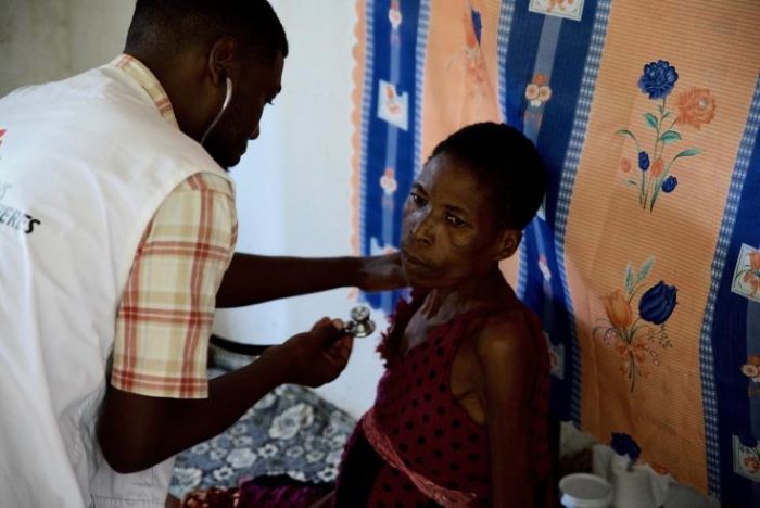 Mujer atendida por un doctor de Médicos Sin Fronteras en Malawi. 