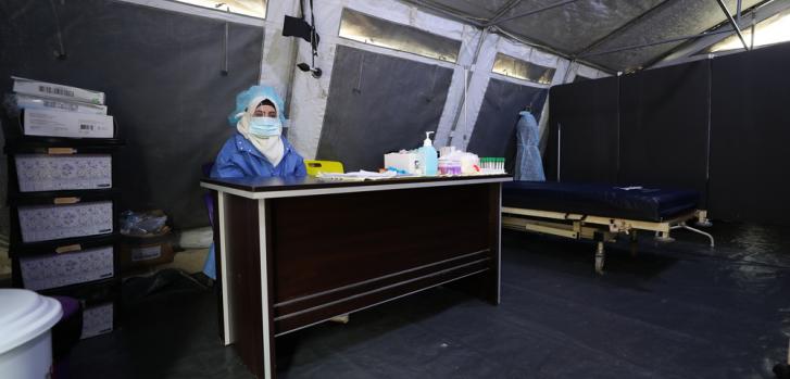 Nuestros equipos esperan a los pacientes en un espacio dedicado para casos sospechosos o confirmados de COVID-19, en un hospital que apoyamos en el noroeste de Siria.OMAR HAJ KADOUR/MSF