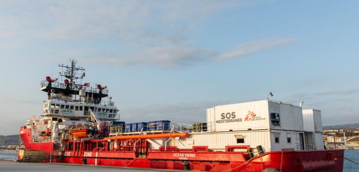 Los equipos de Médicos Sin Fronteras y SOS MEDITERRANEE reabastecen los suministros del barco Ocean Viking en Francia.Fabian Mondl/SOS MEDITERRANEE