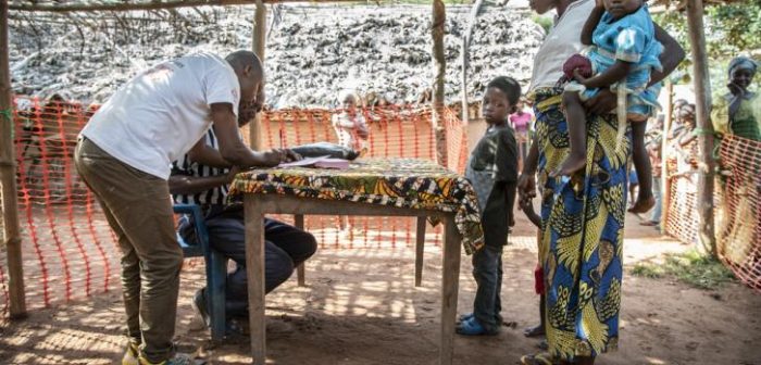 Las primeras familias se inscriben para la campaña de vacunación contra el sarampión en la aldea de Botulu, en la provincia de Mongala, en República Democrática del Congo. Se les entrega una cartilla de vacunación por cada niño. A pesar de la vacunación realizada aquí por el Ministerio de Salud en diciembre de 2019, aún se han notificado muchos casos de sarampión en esta región, y enviamos un equipo de emergencia en febrero de 2020 para llevar a cabo una nueva campaña de vacunación y apoyar la atención al paciente.MSF/Caroline Thirion