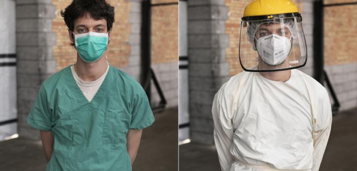 Nuestro médico Louis Fonsny antes y después de vestirse con el equipo de protección para ingresar al área de pacientes en el proyecto de Tour & Taxis COVID-19 en Bruselas, Bélgica.Albert Masias/MSF