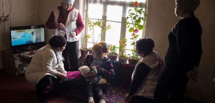 Una madre y su hijo recién nacido reciben una consulta postnatal en su hogar, brindada por nuestros equipos junto al personal local del Ministerio de Salud en Syrt, Kirguistán.Maxime Fossat