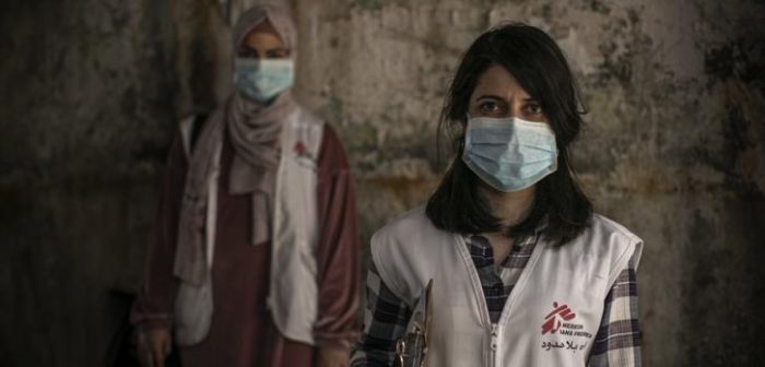 Dayana Tabbarah, promotora de salud, y Hala Hussein, enfermera, en las calles del campo de refugiados palestinos de Burj al-Barajneh, Beirut, en Líbano.Diego Ibarra Sánchez