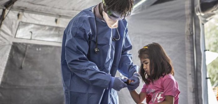 Para reducir el riesgo de contagio por COVID-19 en los campos de desplazados, MSF distribuye kits especiales de higiene que incluyen jabón, desinfectante, detergente y folletos informativos sobre el nuevo coronavirus.Anna Pantelia/MSF