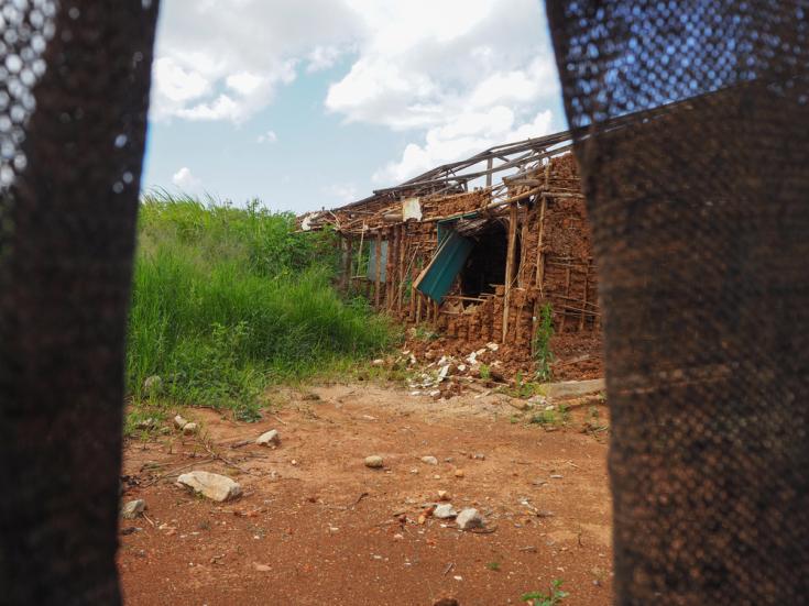 Vista del centro de salud de Salimboko que fue atacado y saqueado. El ataque tuvo lugar del 28 de abril de 2020 al 2 de mayo. Duró 4 días, destruyó ambas aldeas y dejó el centro de salud saqueado.