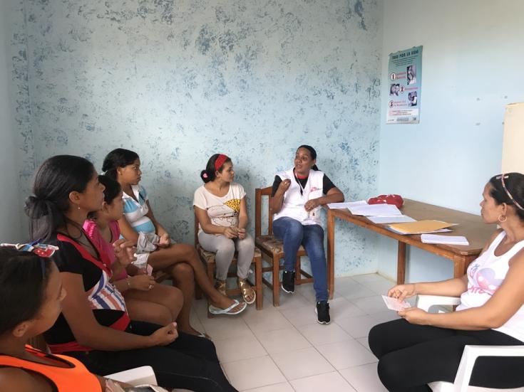 Sesión de promoción a la salud con un grupo de embarazadas en el Ambulatorio de Guaca en Carúpano.