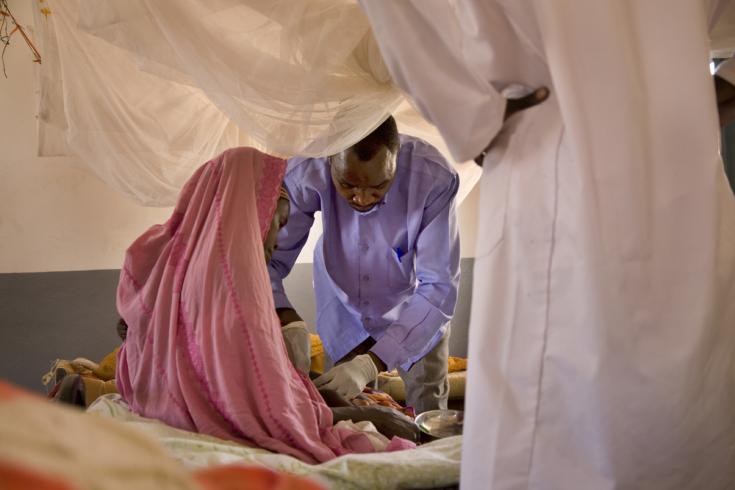 Un miembro del personal de MSF verifica la condición de un niño ingresado en el centro de salud apoyado por MSF en Tawila, en el estado de Darfur del Norte, Sudán.