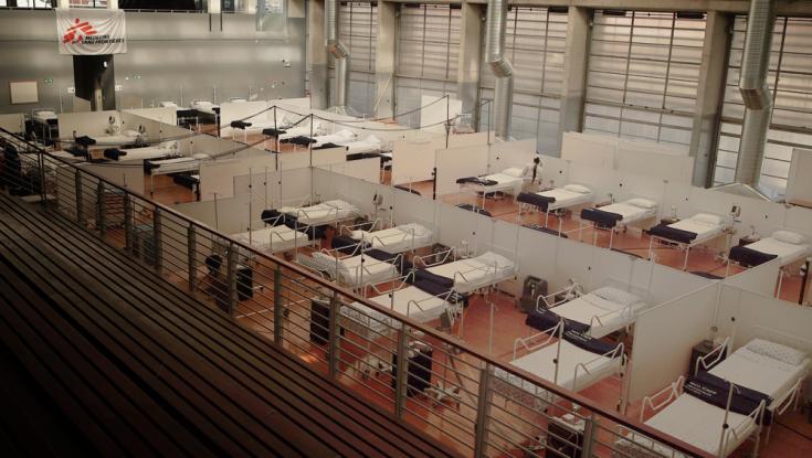 La instalación con 60 camas dentro del hospital de campo que instalamos en Khayelitsha, Ciudad del Cabo, Sudáfrica.