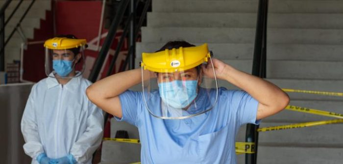 Trabajadora de MSF con su traje de protección para responder al COVID-19 en Tijuana, México.Arlette Blanco/MSF