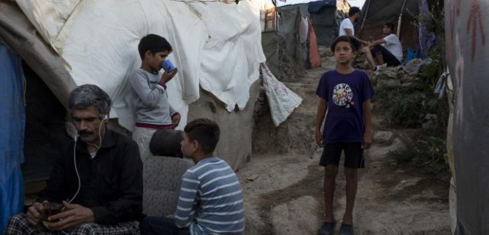 Yasin es un niño afgano de 9 años que visita la clínica pediátrica de Médicos Sin Fronteras una vez a la semana con su padre Mohtar, para consultar con un psicólogo infantil. Campo de Moria, en Lesbos, Grecia. Julio de 2020.Enri CANAJ/Magnum Photos for MSF