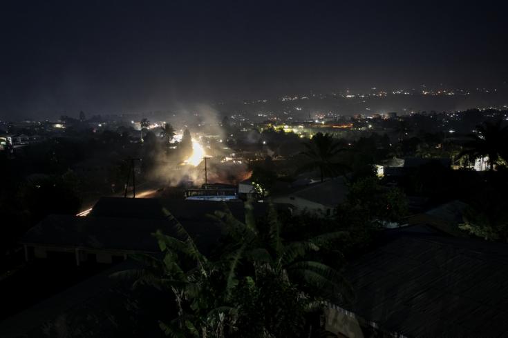 Vista nocturna de Bamenda, la capital de la región noroeste de Camerún.