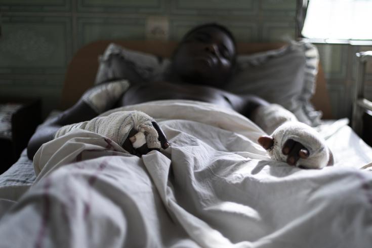 Paul fue atacado por hombres armados que lo torturaron y le dispararon cinco veces. Sobrevivió y está siendo tratado por médicos y cirujanos de MSF en el Hospital Saint Mary en Bamenda, noroeste de Camerún. . La foto fue tomada a principios de marzo de 2020, antes de que la pandemia de COVID-19 golpeara la región.