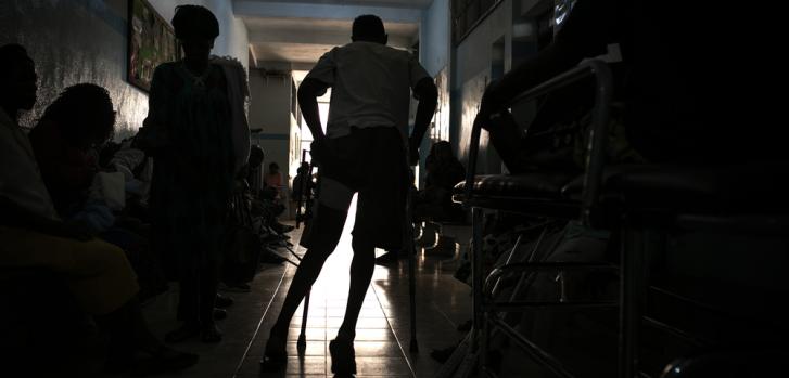 Un paciente con muletas en el área de consultas ambulatorias de Saint Mary Soledad, Bamenda, noroeste de Camerún. La foto fue tomada a principios de marzo de 2020, antes de que la pandemia de COVID-19 golpeara la región.Albert Masias/MSF