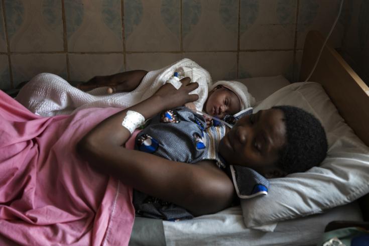 Loveline posa con su bebé que nació en el hospital Saint Mary Soledad apoyado por MSF en Bamenda, noroeste de Camerún. . La foto fue tomada a principios de marzo de 2020, antes de que la pandemia de COVID-19 golpeara la región.