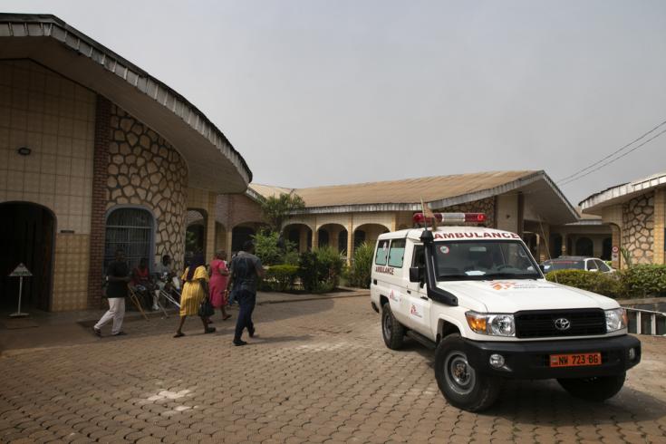 Vista del patio interior y el estacionamiento de ambulancias del hospital Saint Mary Soledad apoyado por Médicos Sin Fronteras en Bamenda, noroeste de Camerún. . La foto fue tomada a principios de marzo de 2020, antes de que la pandemia de COVID-19 golpeara la región.