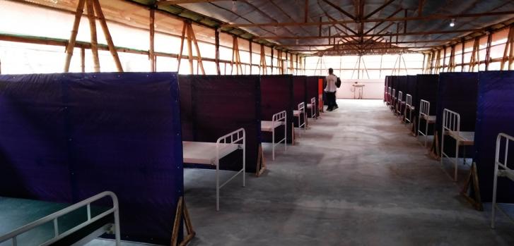 Una sala en el centro de aislamiento y tratamiento de MSF en respuesta al COVID-19, en el campo de refugiados de Nayapara, Bangladesh.MSF