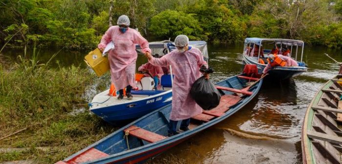 El personal de MSF y del sistema municipal de salud llega a una comunidad en el lago Mirini. Los equipos abandonan la embarcación del bote de atención médica primaria para llevar a cabo pruebas de detección y vacunación de rutina de casa en casa.DiegoBaravelli / MSF