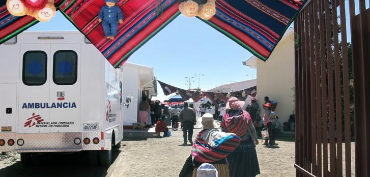 Fotografía tomada en 2019 durante la inauguración oficial de la sala de maternidad apoyada por MSF del centro de salud Franz Tamayo en El Alto, Bolivia, que reunió a miembros de la comunidad, autoridades y personal.MSF/Yuri Fukushima
