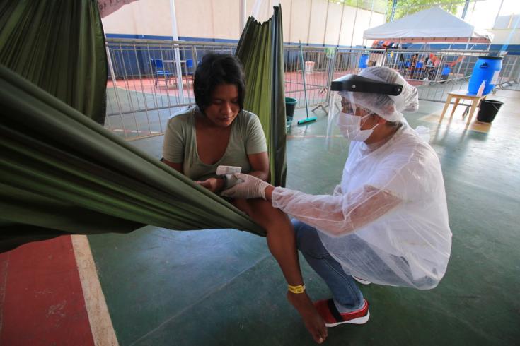 Una mujer indígenas Warao recibe un control de presión arterial en un centro de aislamiento gestionado por MSF en Manaos, Brasil.