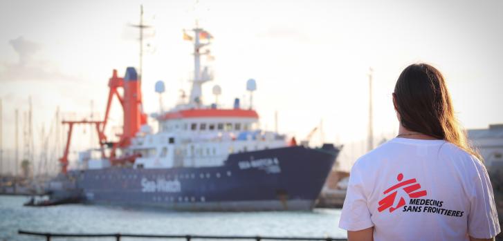 Barbara Deck, coordinadora del proyecto médico de Médicos Sin Fronteras, junto al Sea Watch 4 en el puerto de Burriana, en agosto de 2020.Hannah Wallace Bowman/MSF