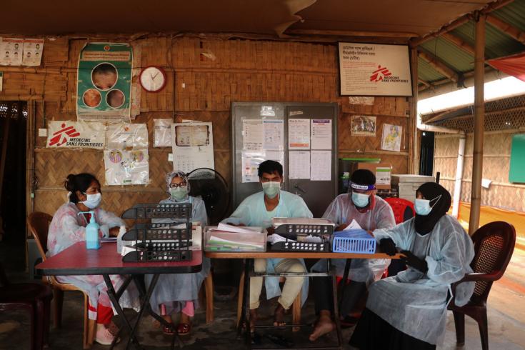 Personal médico en la sala de espera de urgencias del hospital maternoinfantil de Médicos Sin Fronteras en Goyalmara, Cox's Bazar, en el sureste de Bangladesh.