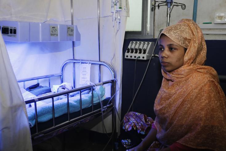 Sualeha Mohamed Ayubiu, de 25 años, con su hijo de 10 días, que aún no tiene nombre, en el Hospital Materno Infantil Goyalmara en Cox’s Bazar, en el sureste de Bangladesh.