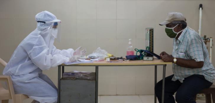 La doctora Sharanya Ramakrishna revisa a un paciente en la sala de consulta del centro de salud COVID-19 en el hospital Pandit Madan Mohan Malviya Shatabdi ubicado en el distrito Govandi M East de Mumbai, India.Abhinav Chatterjee/MSF