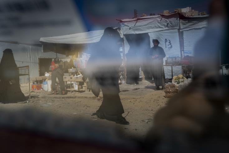 Una mujer camina por el campo de Al-Hol, en Siria.