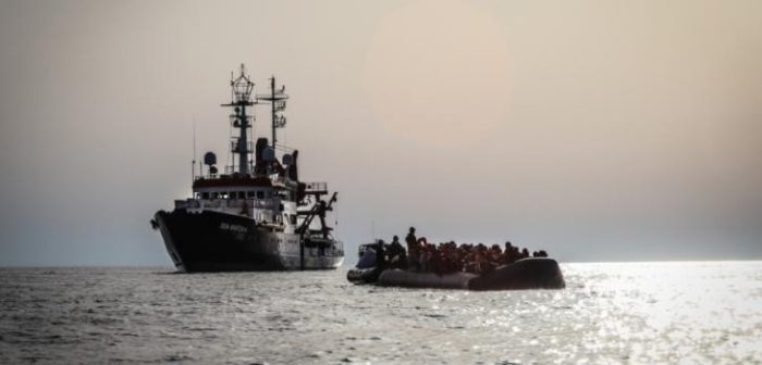 El 23 de agosto de 2020, los equipos de Seawatch y Médicos Sin Fronteras rescataron a 97 personas de un bote de goma abarrotado. Los hombres, mujeres y niños en peligro fueron vistos en aguas internacionales, a unas 30 millas náuticas de Libia.MSF/Hannah Wallace Bowman