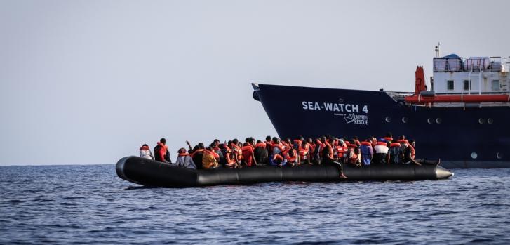 Al amanecer del 23 de agosto de 2020, los equipos de MSF a bordo del Sea Watch 4 rescataron a 97 personas de un bote de goma. Los hombres, mujeres y niños en peligro fueron vistos en aguas internacionales, a unas 30 millas náuticas de Libia.MSF/Hannah Wallace Bowman