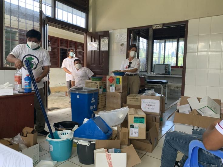 Donación de equipamiento en Puerto América, en la región de la Amazonia Peruana.