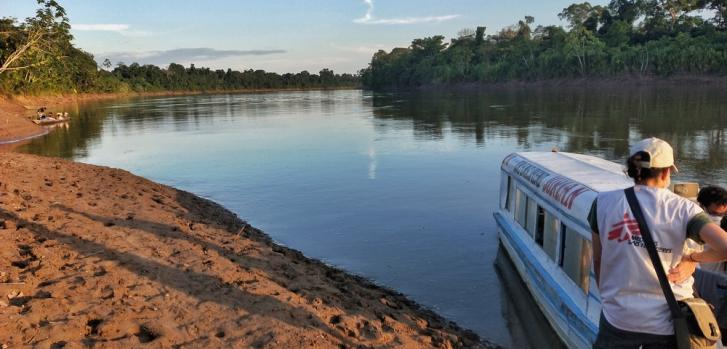 El equipo de Médicos Sin Fronteras (MSF) se prepara para pasar la noche en Caballito, en la región de la Amazonia Peruana.MSF/Kuki Mendonça