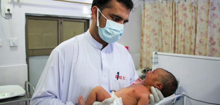Un enfermero de Médicos Sin Fronteras con un bebé en la unidad de recién nacidos del hospital de la sede del distrito de Timergara, Pakistán.MSF/Nasir Ghafoor