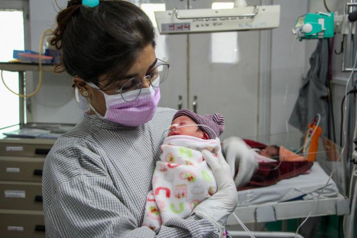 La supervisora ​​de enfermería de Médicos Sin Fronteras, Uroosa Shahzadi, sostiene a un bebé en la unidad de recién nacidos del Hospital de Mujeres de MSF en Peshawar, Pakistán.
