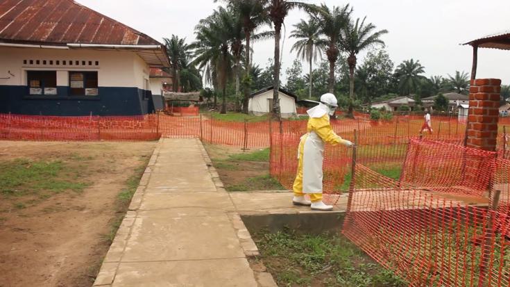 Personal médico se prepara para ingresar al centro de tratamiento del ébola apoyado por MSF en Bolomba.
