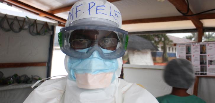 Personal médico con su equipo de protección personal antes de dirigirse a la zona roja del centro de tratamiento del ébola en el Hospital General de Bolomba, apoyado por Médicos Sin Fronteras (MSF).MSF/Franck Ngonga